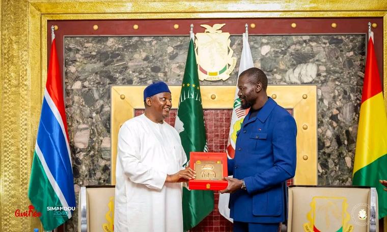Défense, sécurité, transports, mines : Mamadi Doumbouya et Adama Barrow entendent établir un “partenariat stratégique’’ entre Conakry et Banjul