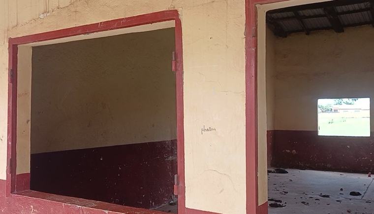 Portes arrachées, herbes hautes, bouses de vache dans les classes… Le visage du complexe Général Lansana Conté de Labé