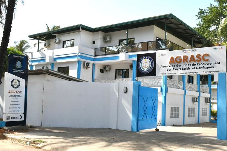 Guinée : l’AGRASC met aux enchères 13 véhicules saisis et confisqués à Mafanco