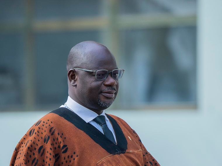 Choix du gazon, loges, budget, couverture des stades : que reproche-t-on à l’ancien ministre Bogola Haba ?